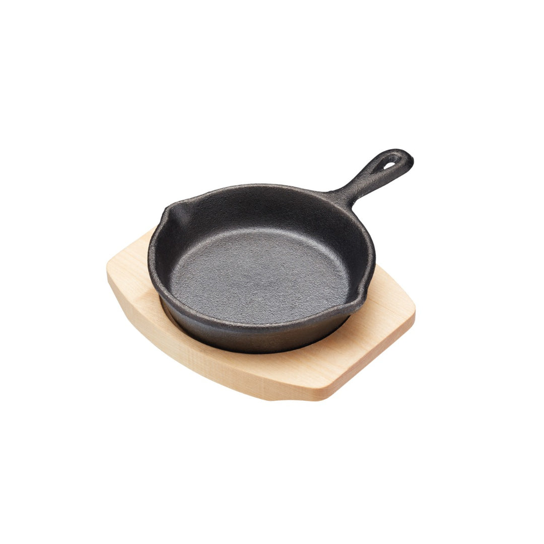 small cast iron round fry pan with wooden serving board, for serving hot food