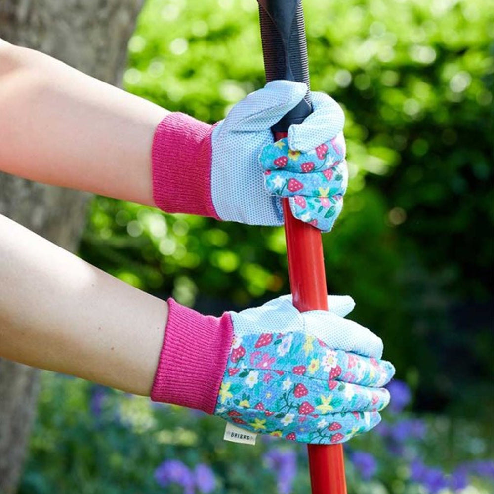  with pink elasticated wrists for extra comfort and PVC dots on the palms