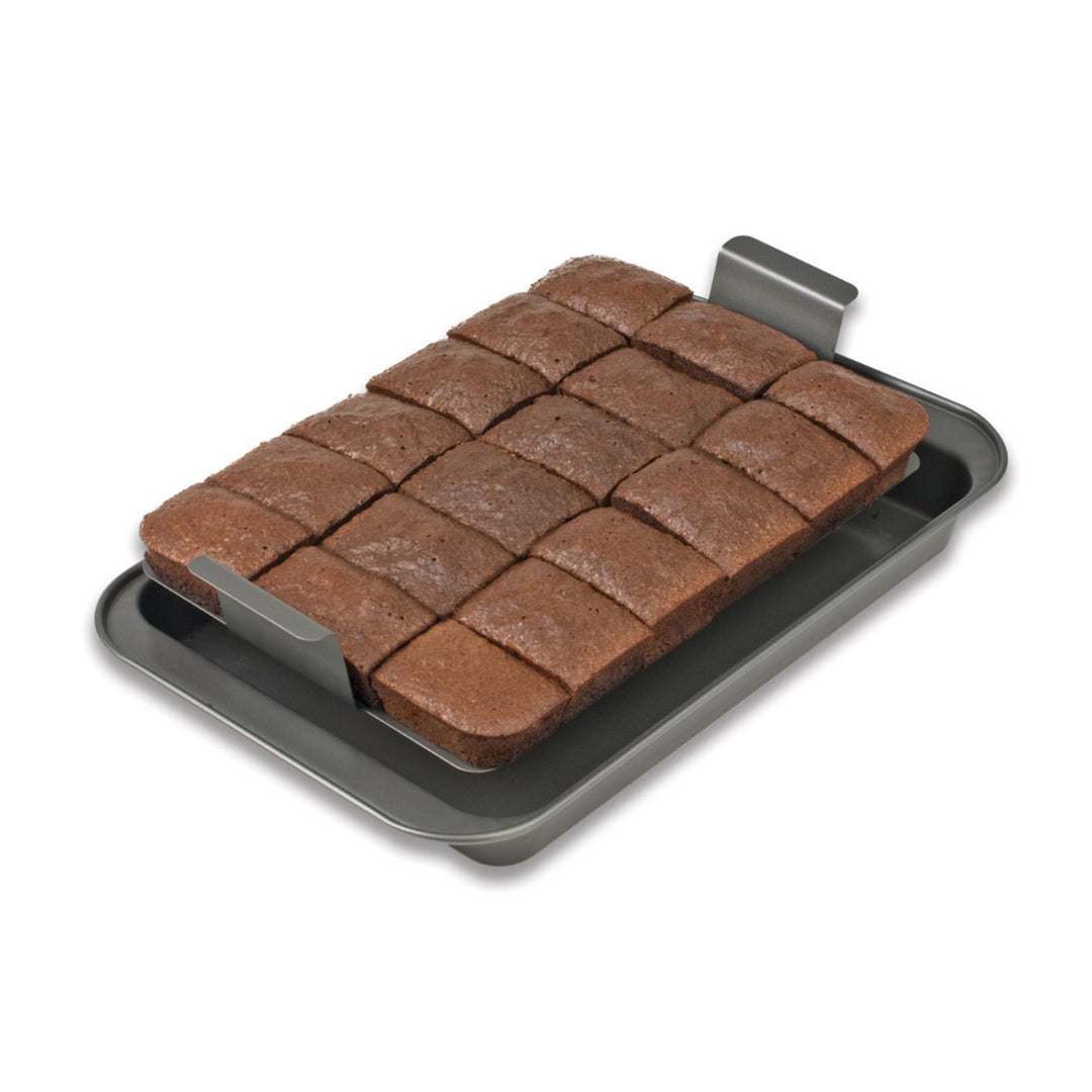  with a dividing tray for equal portions