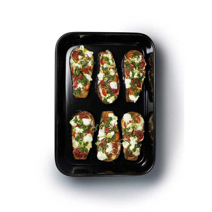  heavy duty roasting pan with a vitreous enamel coating